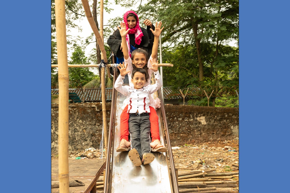 Mehjabeen, Humera et son frère au terrain de jeu