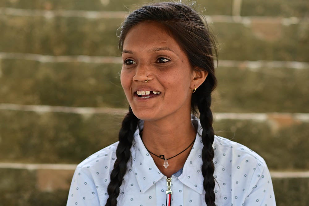 Pinki assise et souriante