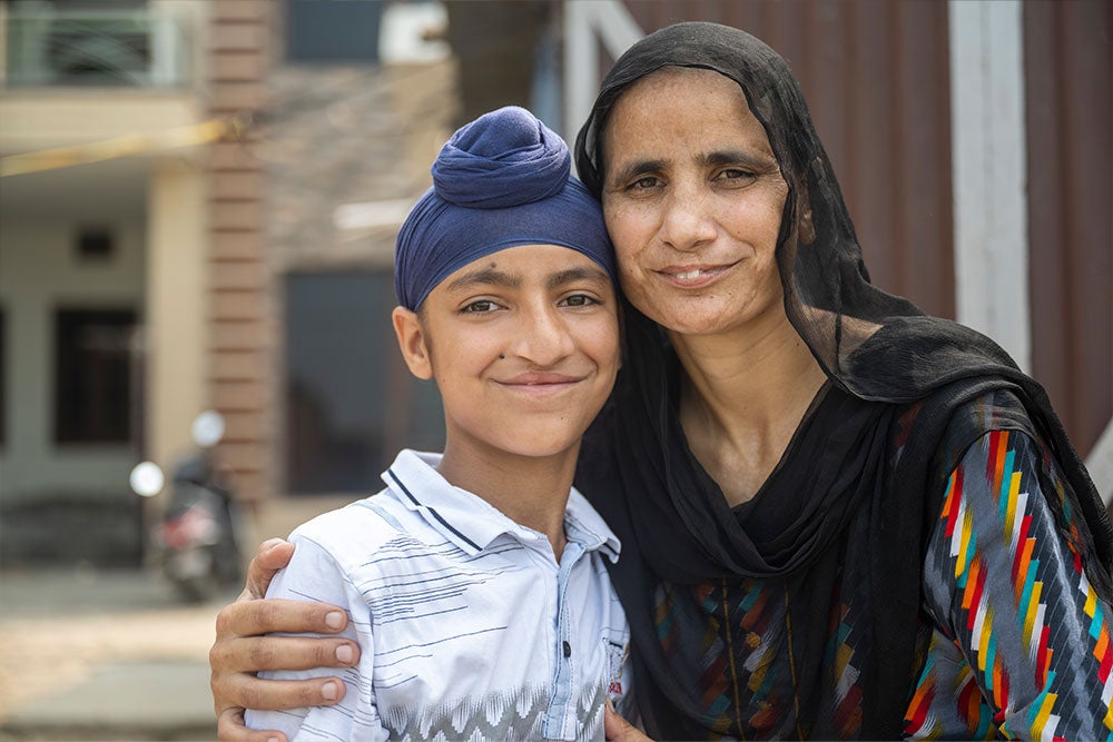 Anmolpreet souriant avec sa mère Tarsem après sa chirurgie de la fente