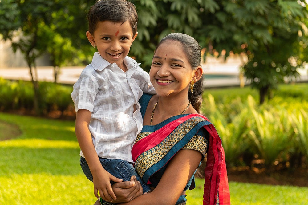 Ashwini tenant Manthan en souriant