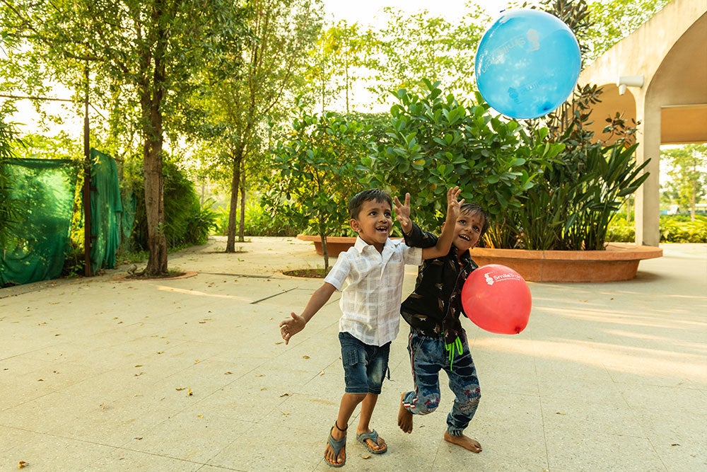 Manthan et un autre enfant jouant avec des ballons