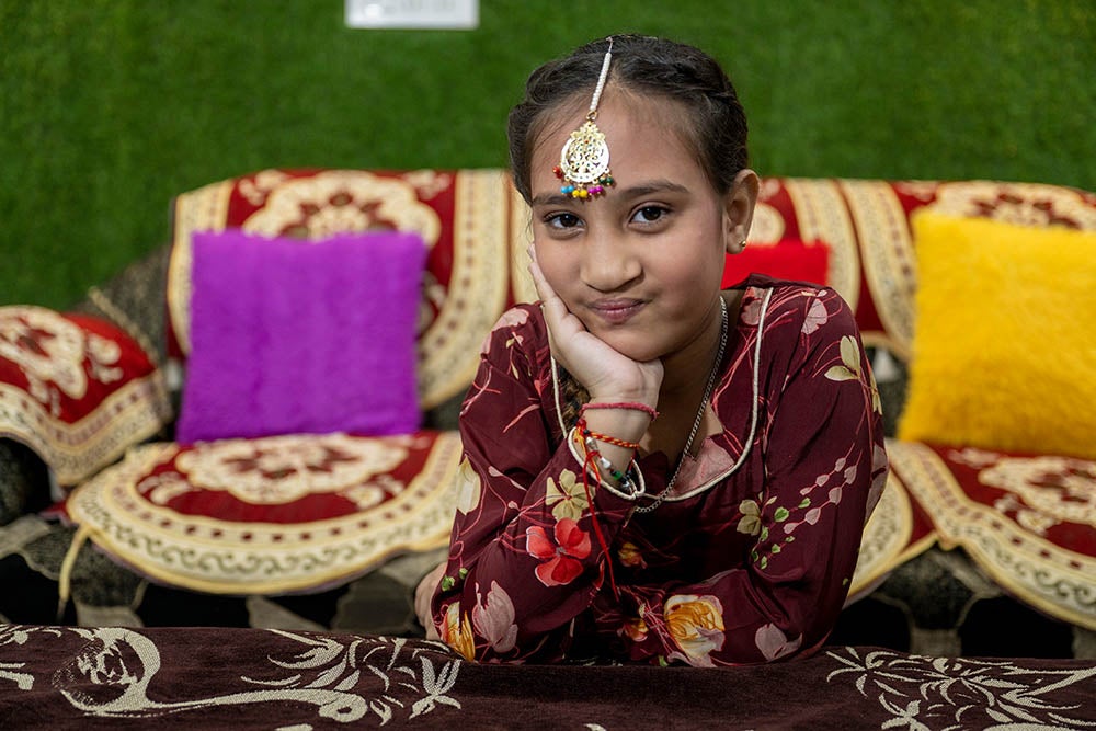 Bhumika assise et souriante après sa chirurgie de la fente