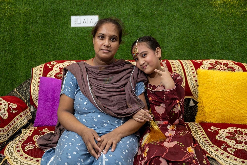 Bhumika souriant et faisant le signe de la paix avec sa mère Jyoti après sa chirurgie de la fente