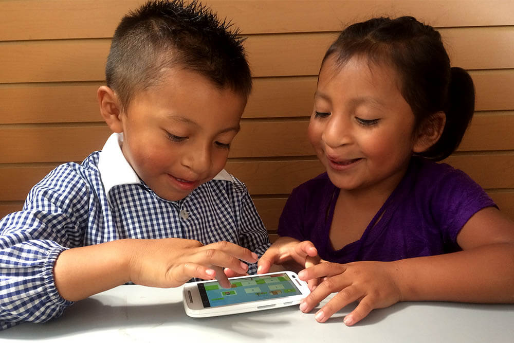 Deux enfants jouent avec l'application Smile Train