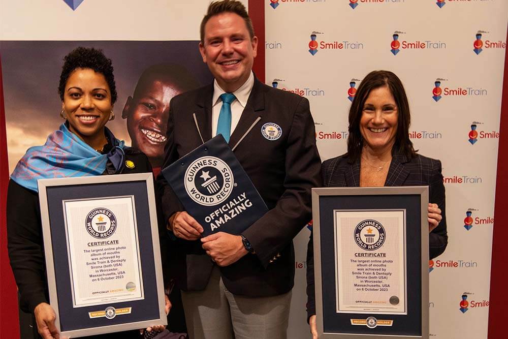 GUINNESS WORLD RECORDS™ du « World's Largest Online Album of Mouths »