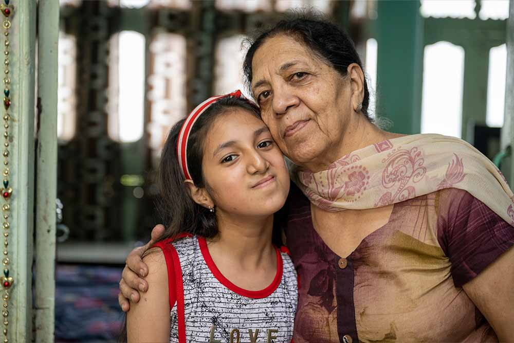 Angel et sa grand-mère Shubhlata sourient à la caméra