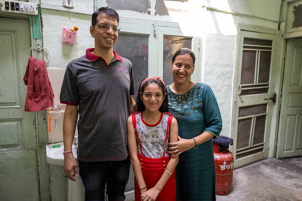 Sushil, Angel et Aarti sourient à la caméra