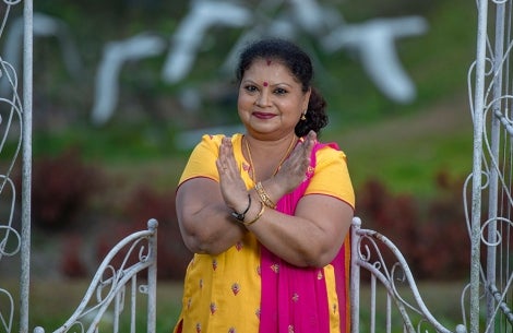 Dre Neela réalise le symbole de la main #BreakTheBias pour la Journée internationale des femmes