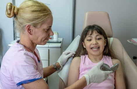L'orthodontiste soutenu par Smile Train travaille avec un patient