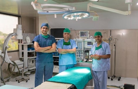 Partenaires en salle de chirurgie