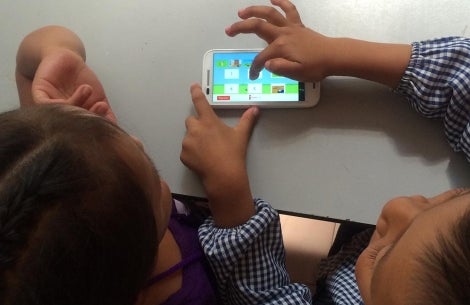 Deux enfants jouent avec l'application Smile Train