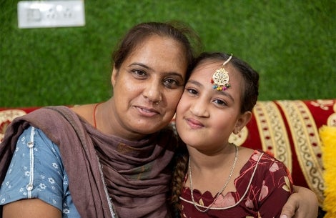 Bhumika souriant avec sa mère Jyoti après sa chirurgie de la fente