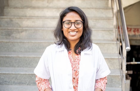 La Dre Mayuri Kalyanpad sourit dans un sarrau de laboratoire après une chirurgie pour la fente