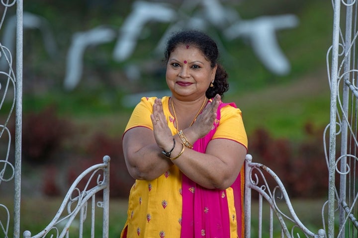 Dre Neela réalise le symbole de la main #BreakTheBias pour la Journée internationale des femmes