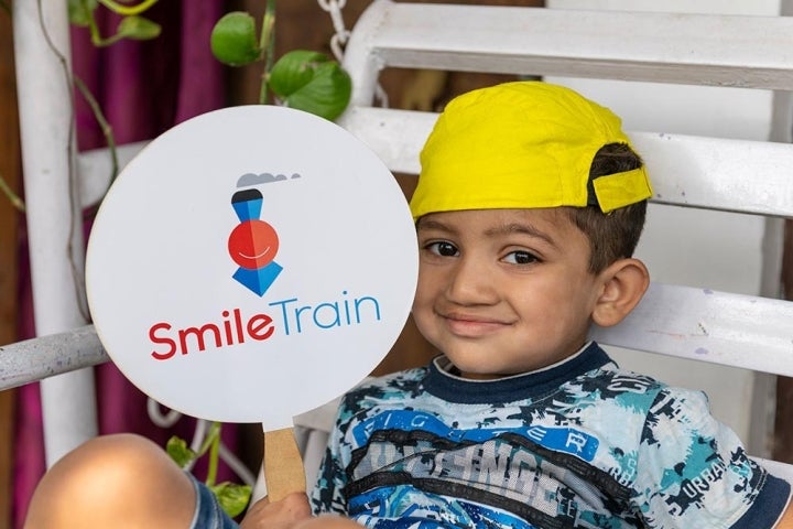 Patient du Smile Train tenant une pancarte du Smile Train