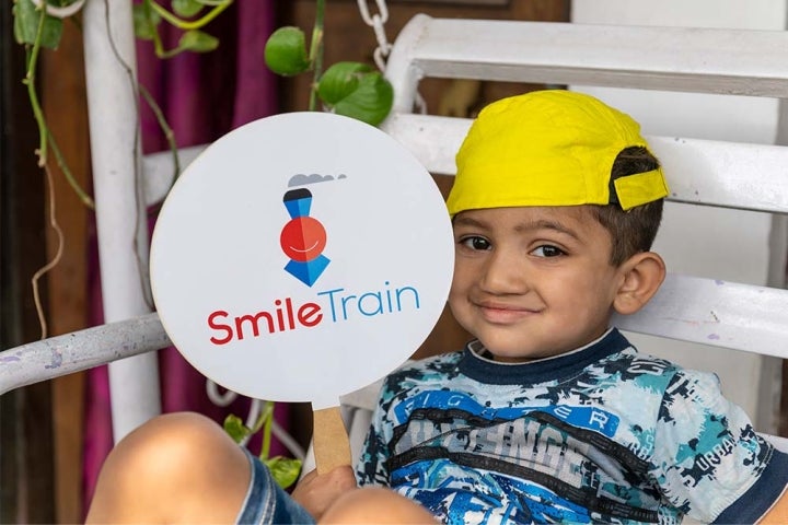 Patient du Smile Train tenant une pancarte du Smile Train