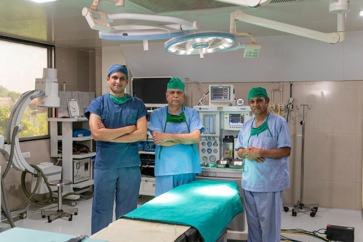 Partenaires en salle de chirurgie