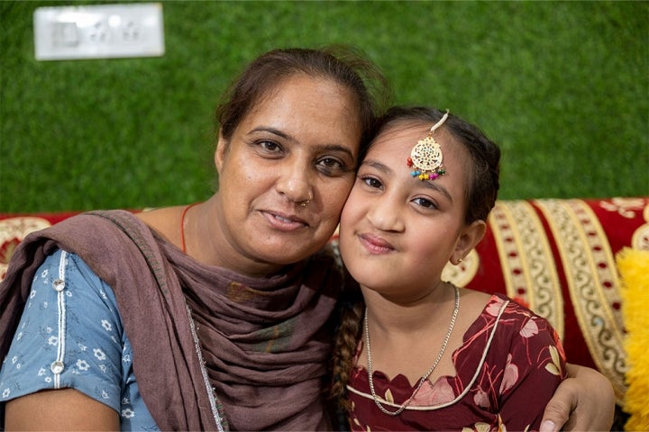 Bhumika souriant avec sa mère Jyoti après sa chirurgie de la fente