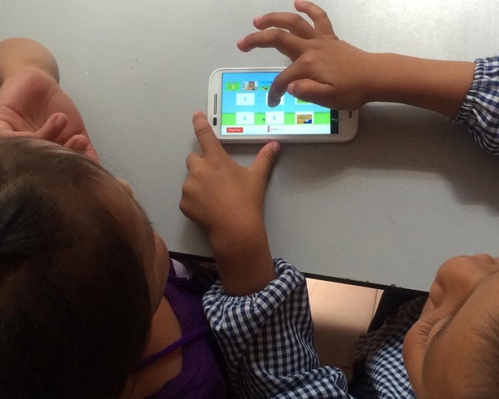 Deux enfants jouent avec l'application Smile Train
